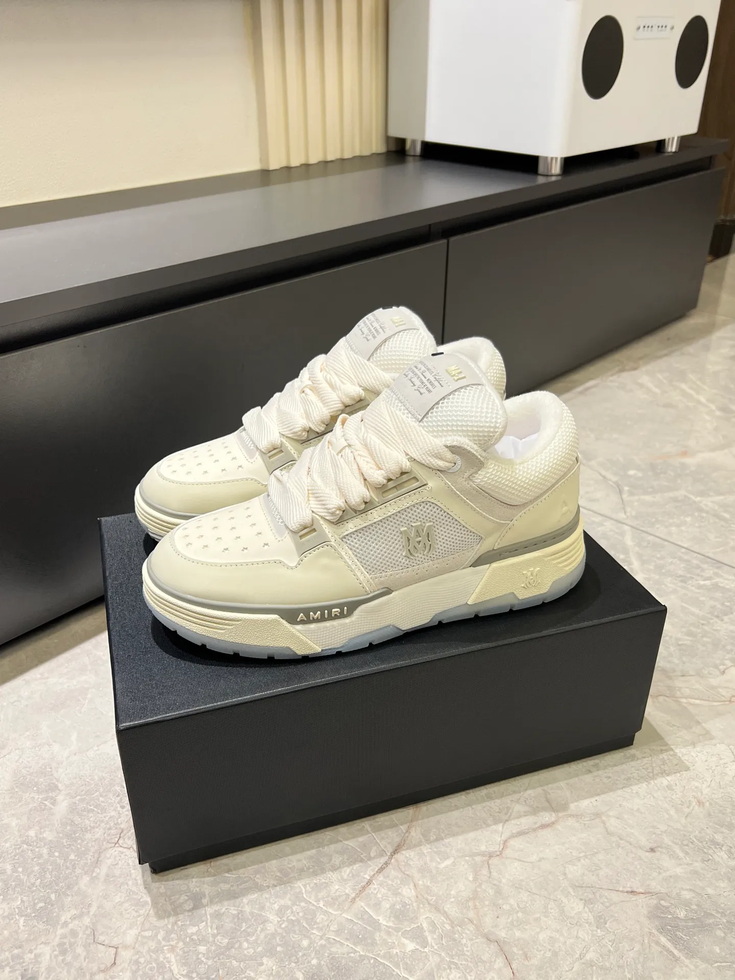 Men's shoes 💰p680 [AMIRI] 2025 spring and summer series new sneakers, new 🆕 bread shoes, bread shoes have a very special big tongue design, thickened outsole, rounded toe, oversized rubber sole and perforated star details, whoever wears them will look better! The appearance is responsible, the feet are retro and handsome! Size: 38-45